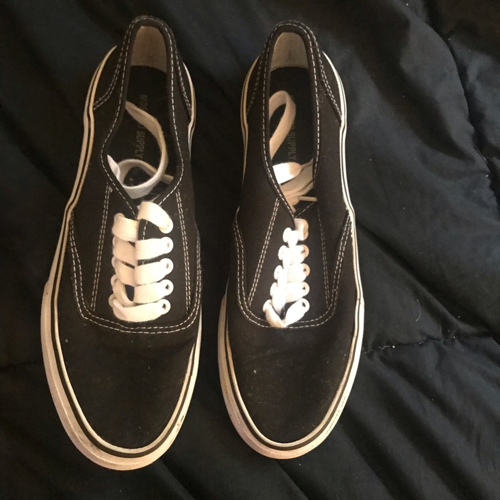 Casual laced shoe